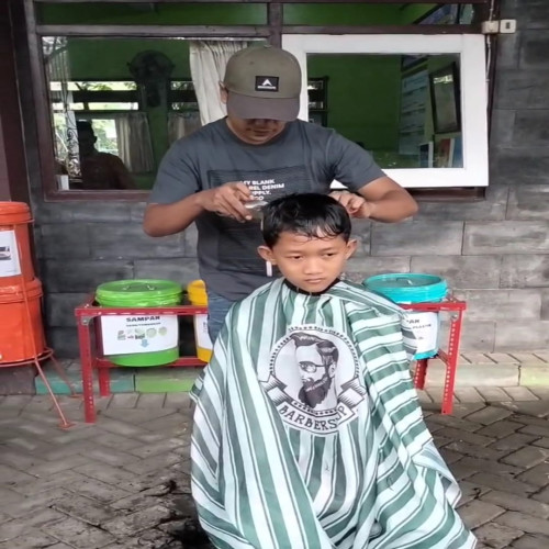 Cukur Gratis di MTsN 2 Trenggalek.