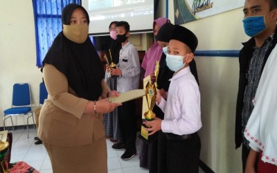 Penyerahan Trophy dan Piagam Penghargaan olimpiade MIPA dan Agama 2021